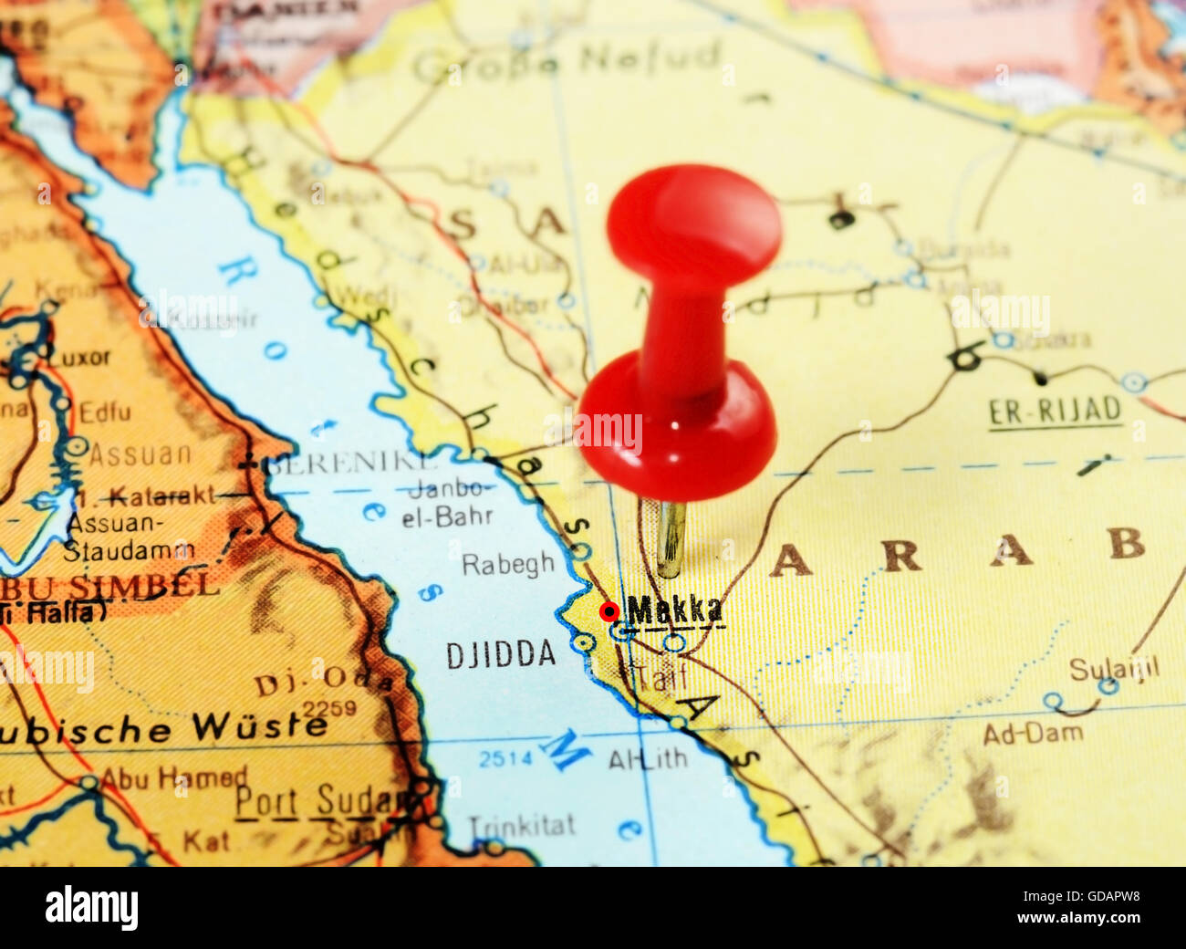 Close up de La Mecque, Arabie saoudite carte avec broche rouge - travel concept Banque D'Images