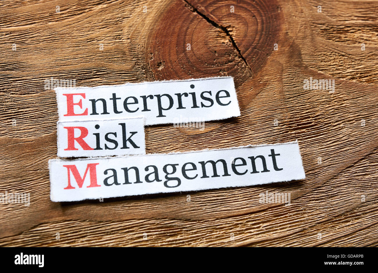 ERM - enterprise risk management sur papier sur bois Banque D'Images