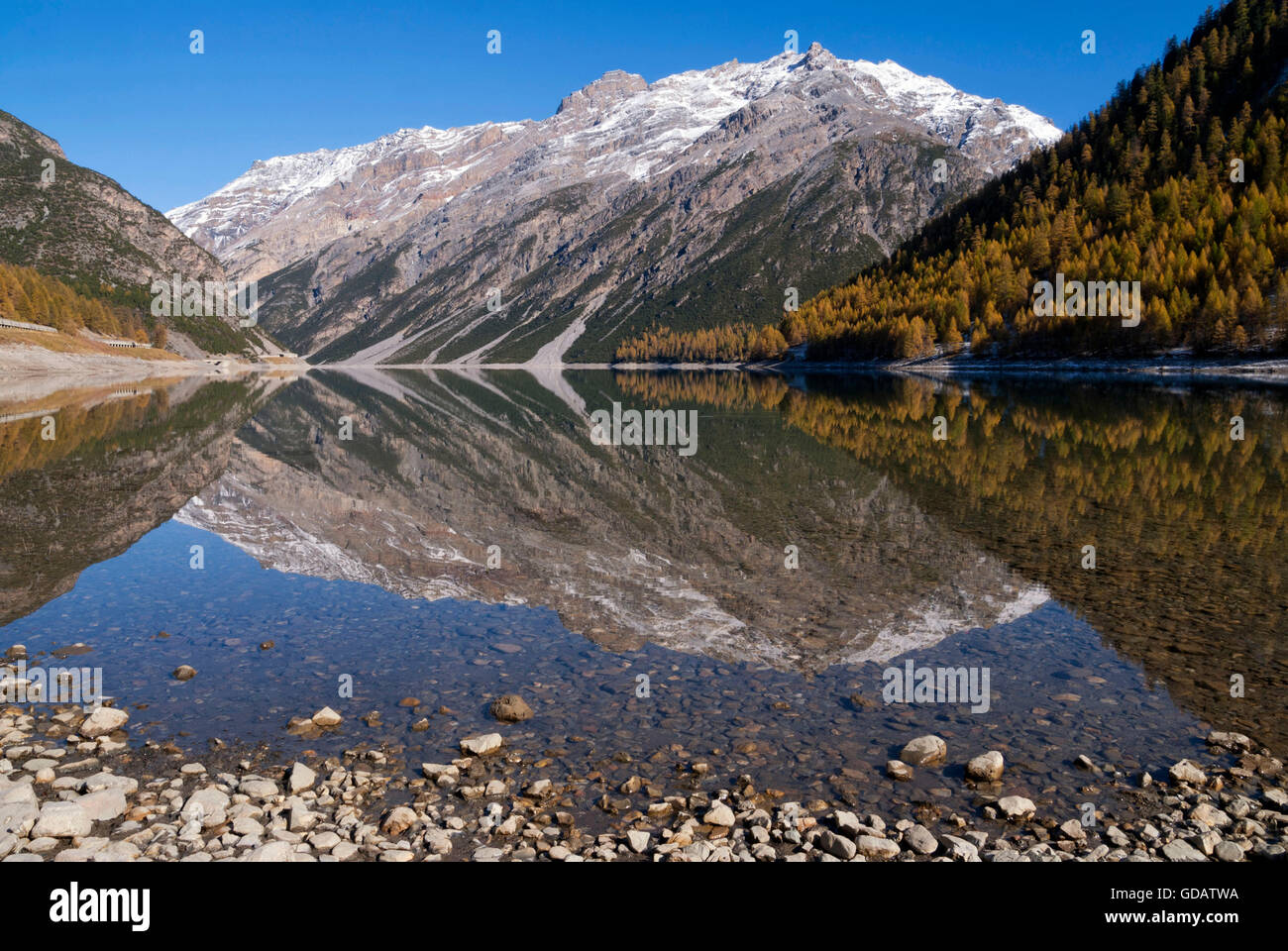 Beau reflet dans le lac de Livigno dans les Alpes italiennes Banque D'Images