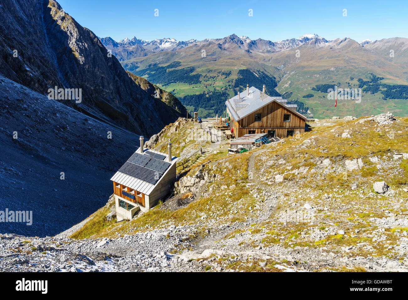 La cabane Lischana SAC (Club Alpin Suisse) au-dessus de la Basse Engadine Scuol, Suisse. Vue de l'Alpes Silvretta. Banque D'Images