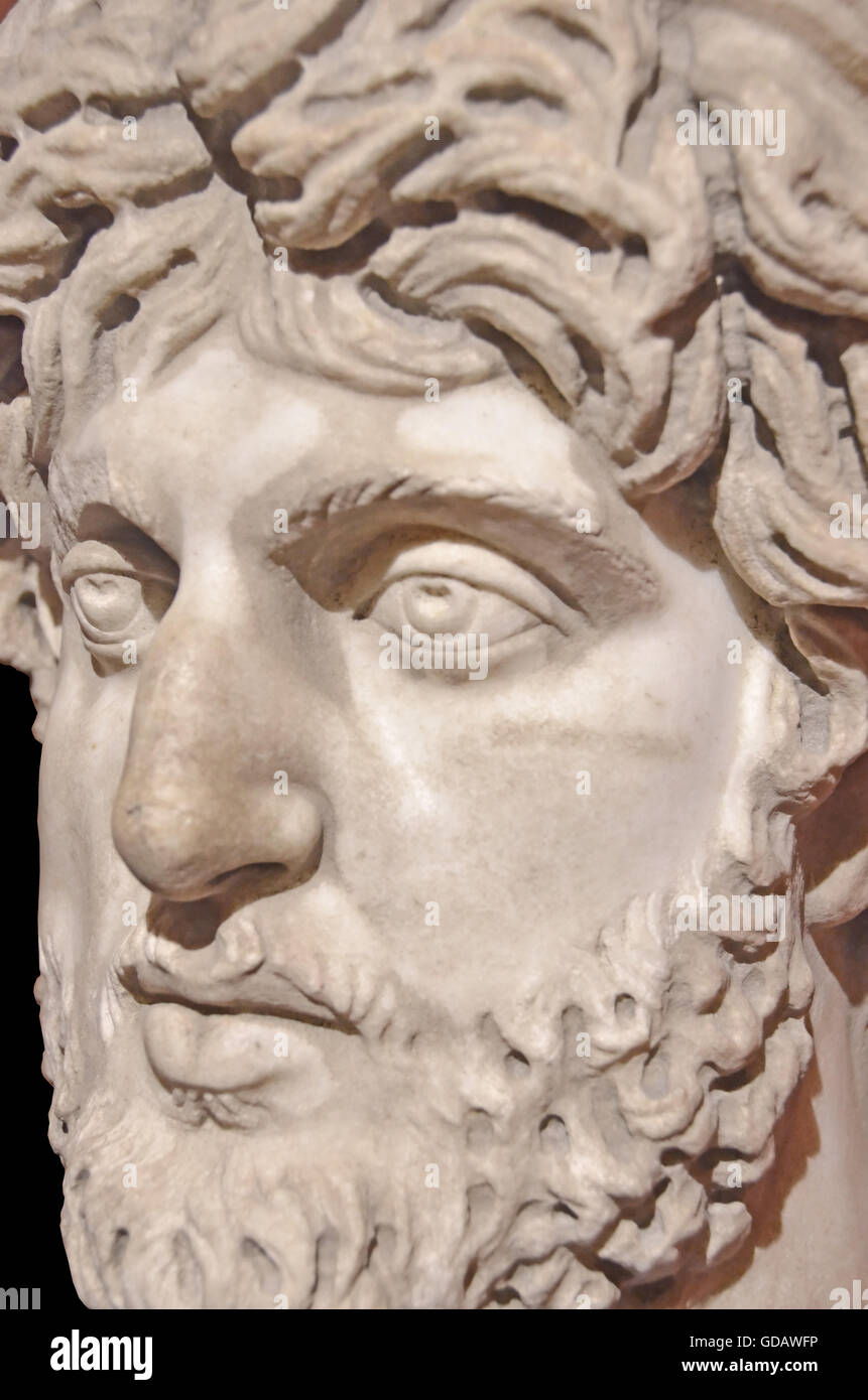 La sculpture grecque antique d'un homme barbu non identifié à la tête avec des lèvres pleines et un regard soutenu Banque D'Images
