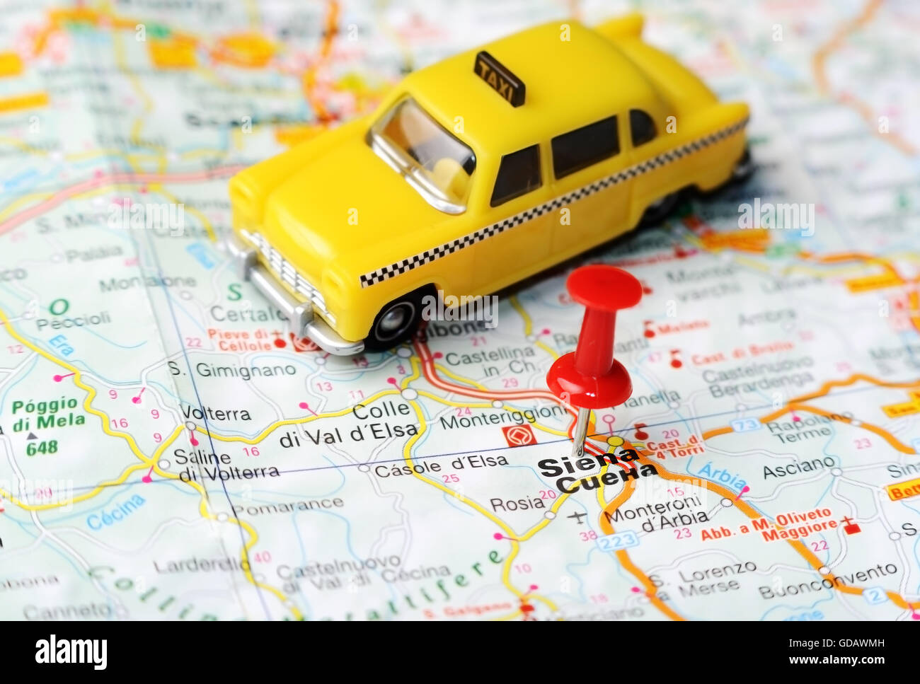 Close up of Siena , Italie carte avec broche rouge et d'un taxi - Travel concept Banque D'Images