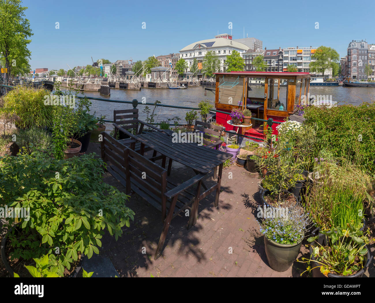 Un mini-jardin d'une péniche de la rivière Amstel Banque D'Images