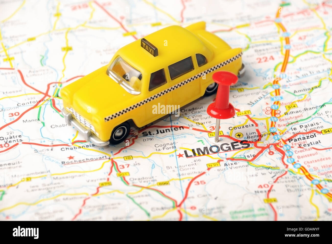 Pousser l'axe rouge pointant à Limoges , France plan et d'un taxi Photo