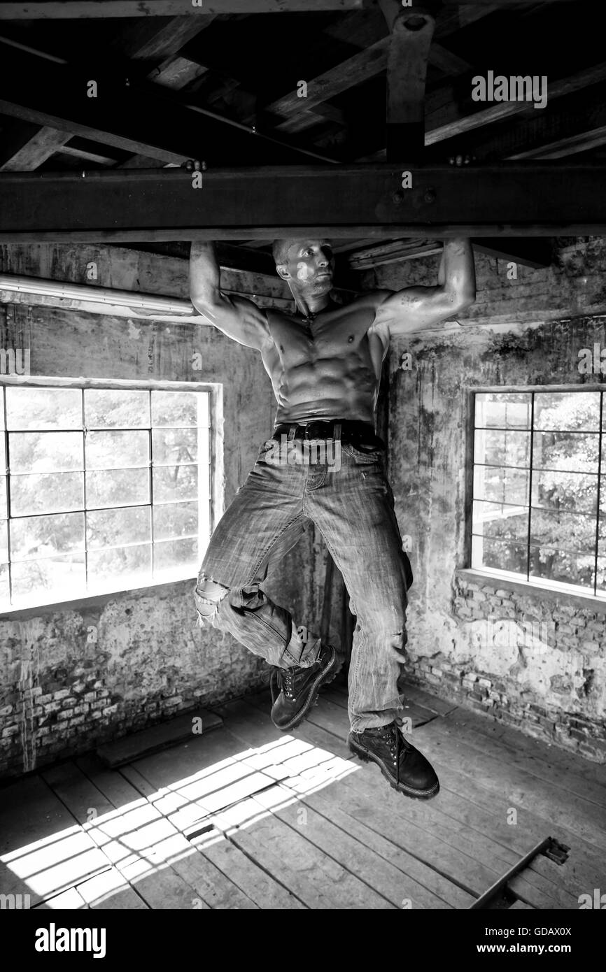 Culte du corps,concepts,hard,guy,la sueur,homme,force,les travailleurs,les muscles,menton,tirer-se lève, Banque D'Images Culte du corps,concepts,hard,guy,la sueur,homme,force,les travailleurs,les muscles,menton,tirer-se lève, Banque D'Images