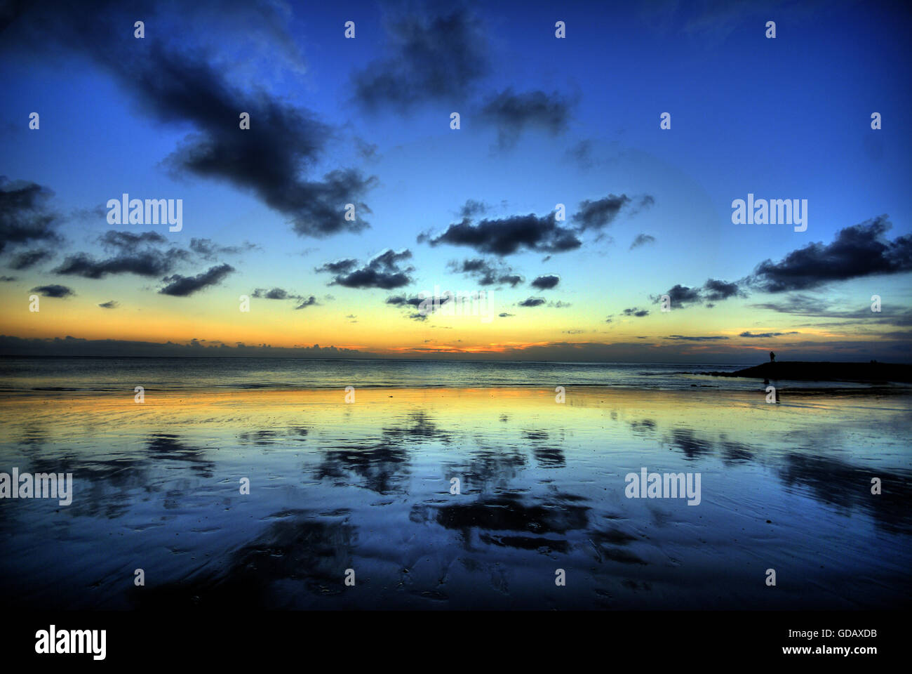 Le coucher du soleil,réflexion,Kuta, Kuta Beach, plage,mer,Bali,Indonesie,cercle chromatique bleu,jaune,nuages,harmonie,drama, Banque D'Images