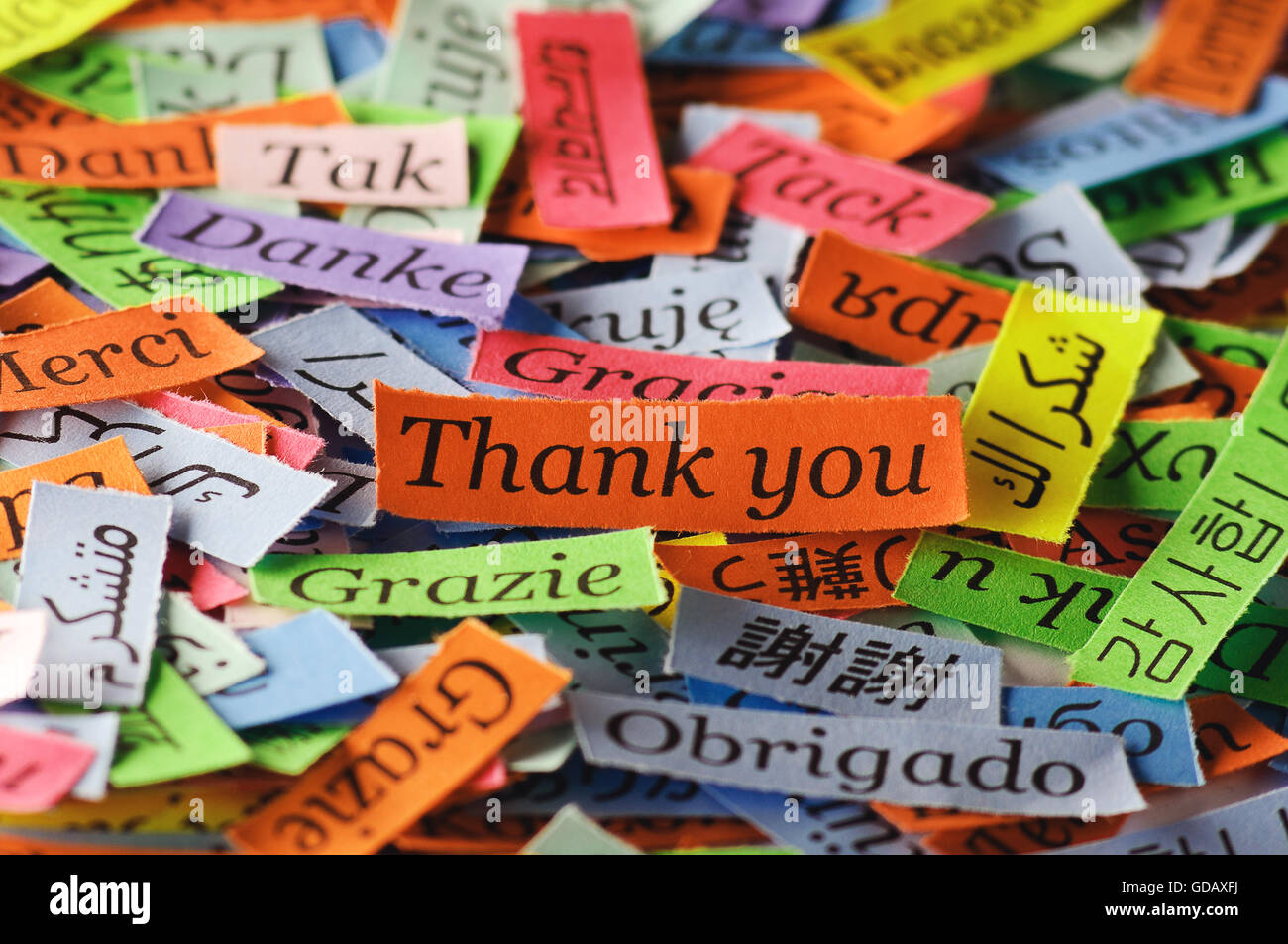 Merci Nuage de mots imprimés sur du papier de couleur différentes langues Banque D'Images