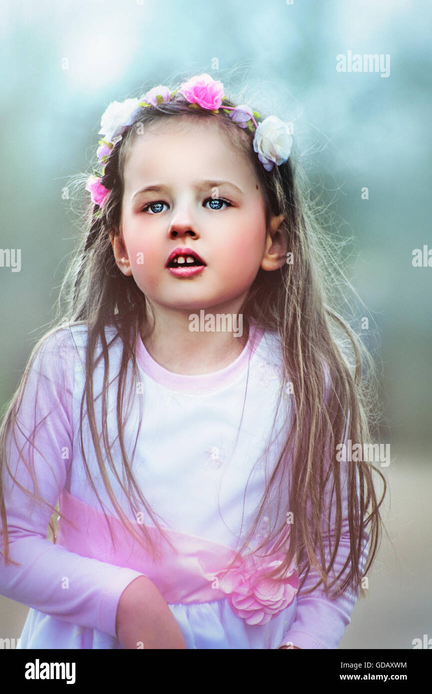 Portrait de la petite belle fille à distance en Banque D'Images