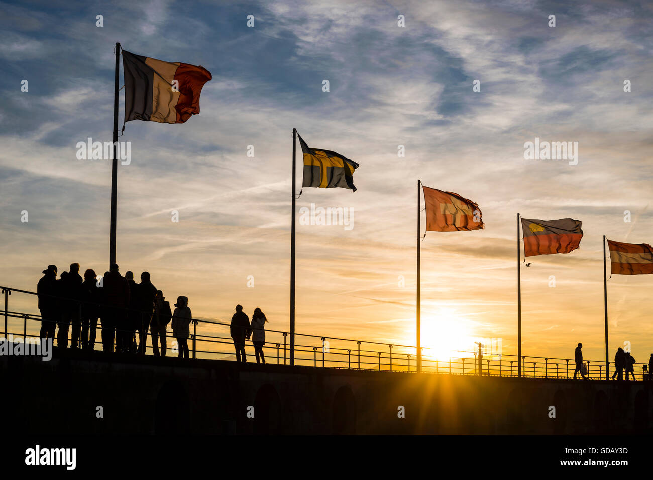 Les gens silhouettes,drapeaux,port,,port,à Lindau,Allemagne,europe,Bavarois Banque D'Images