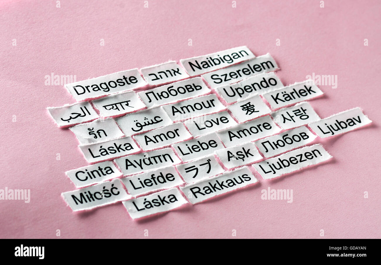 Amour Nuage de mots imprimés sur du papier d'autres langues Banque D'Images