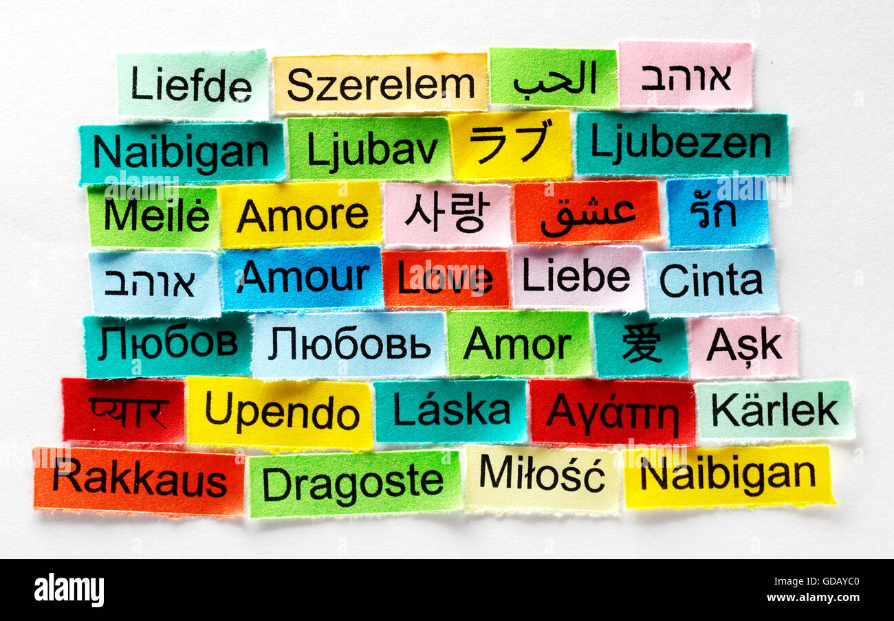 Amour Nuage de mots imprimés sur du papier de couleur différentes langues Banque D'Images