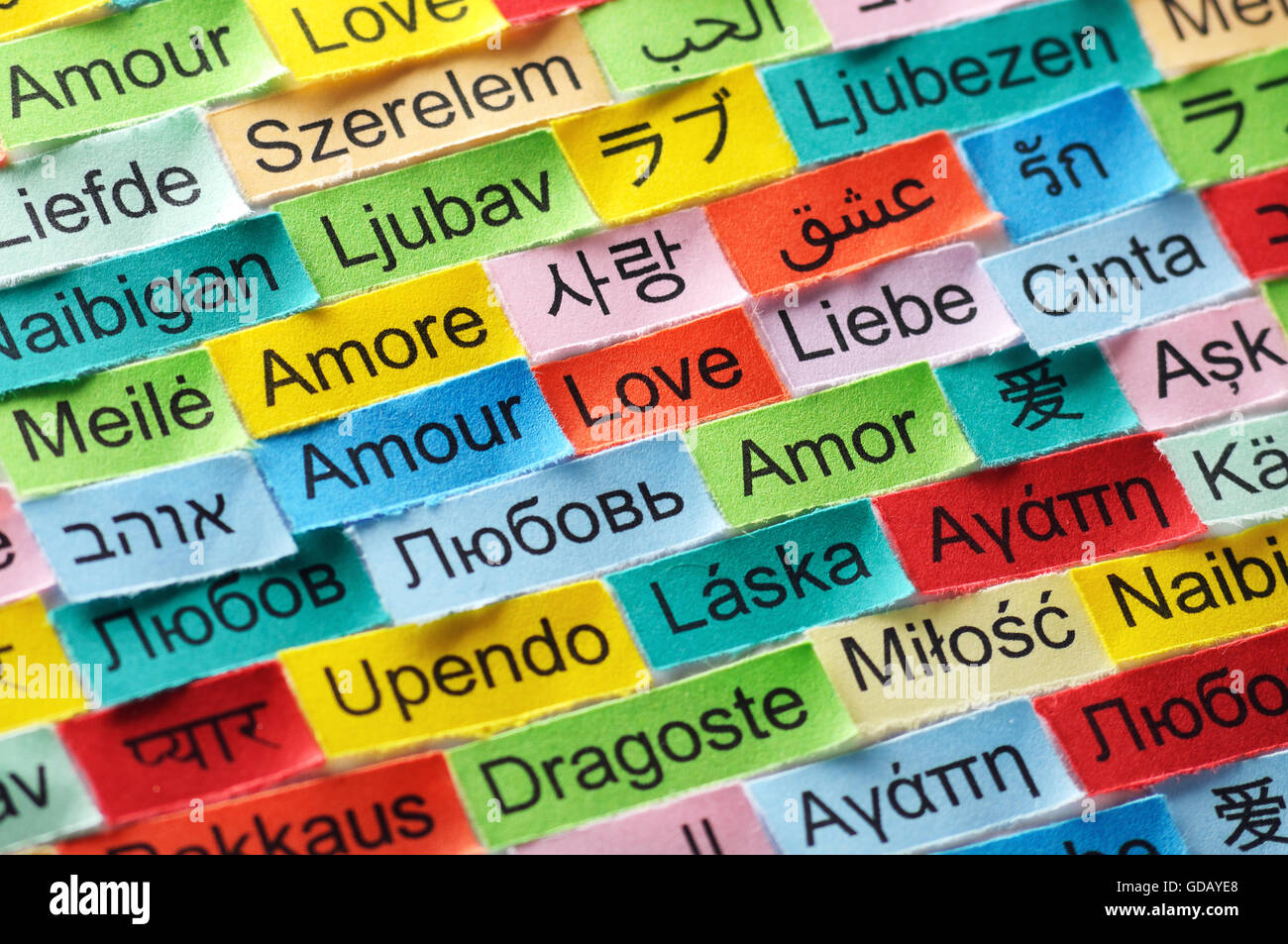 Amour Nuage de mots imprimés sur du papier de couleur différentes langues Banque D'Images