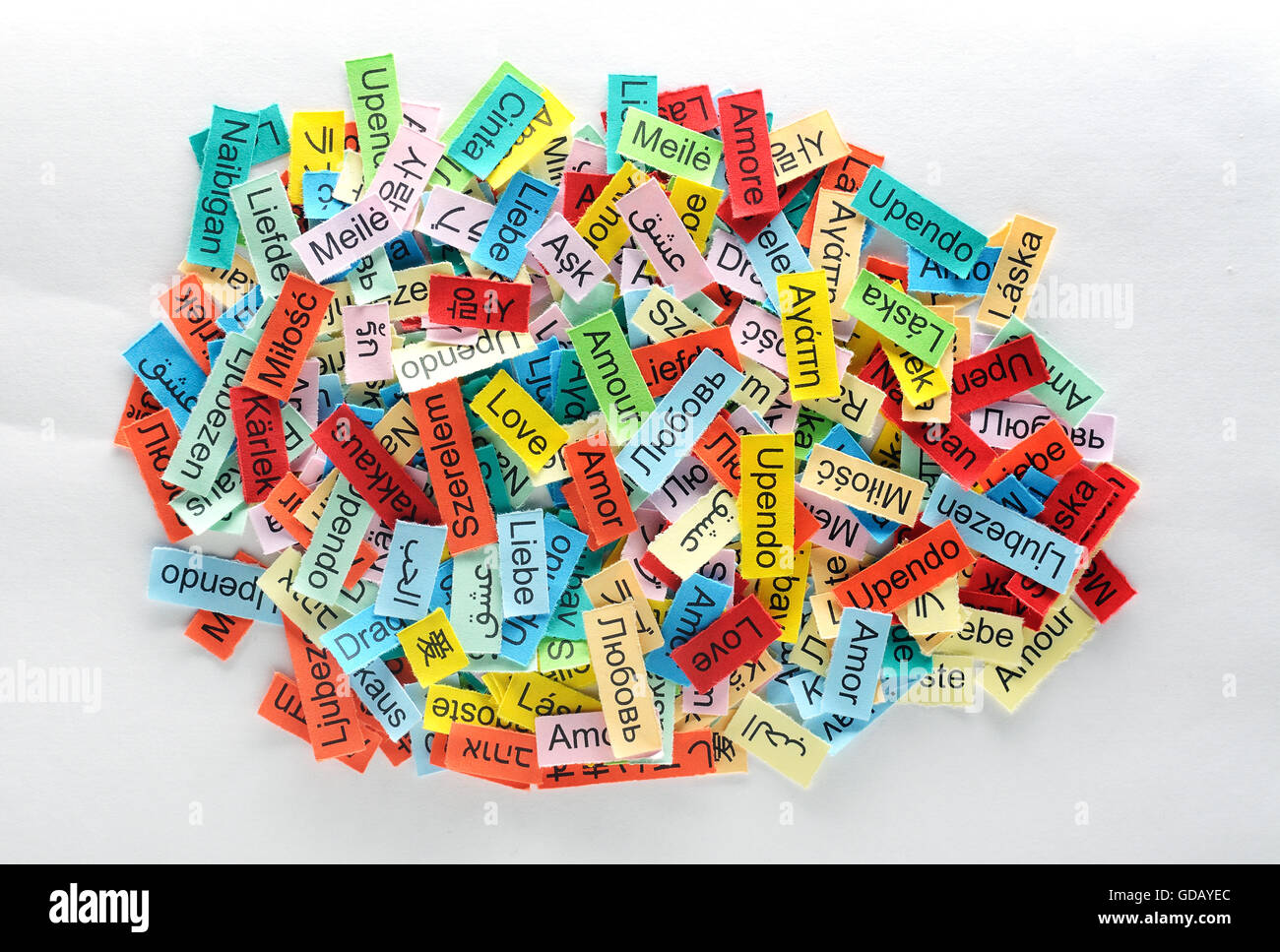 Amour Nuage de mots imprimés sur du papier de couleur différentes langues Banque D'Images