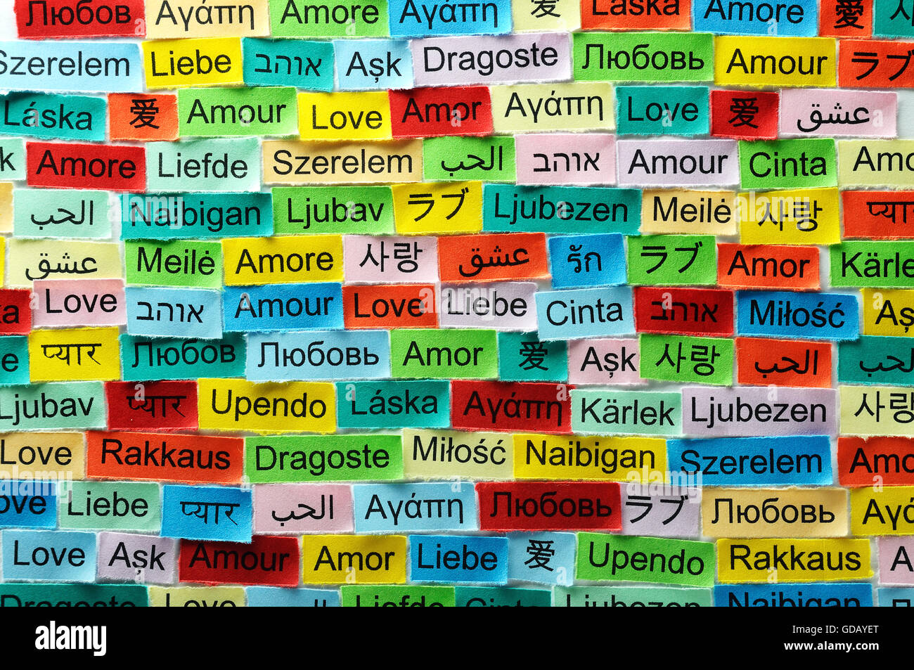 Amour Nuage de mots imprimés sur du papier de couleur différentes langues Banque D'Images