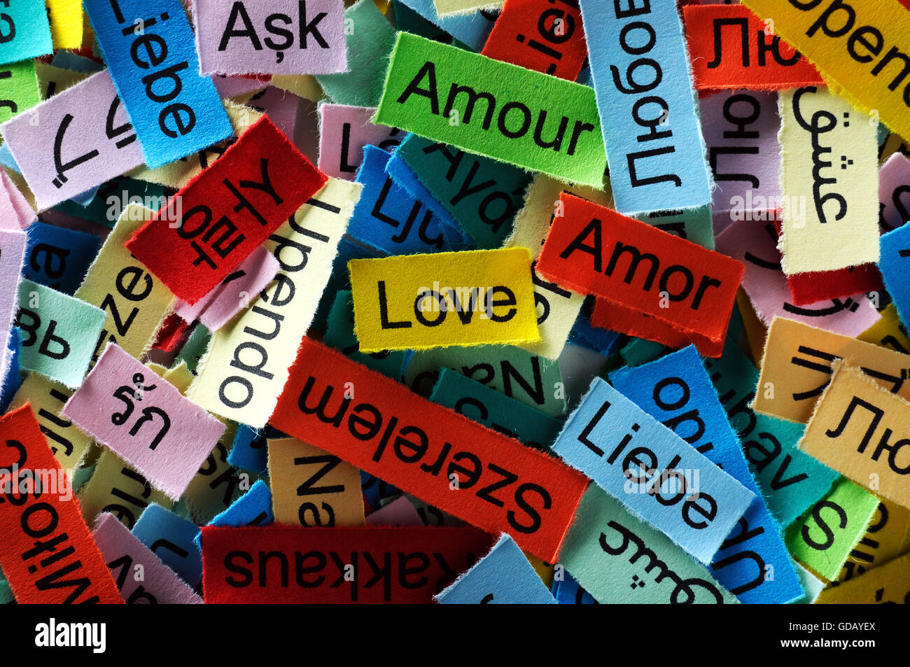 Amour Nuage de mots imprimés sur du papier de couleur différentes langues Banque D'Images