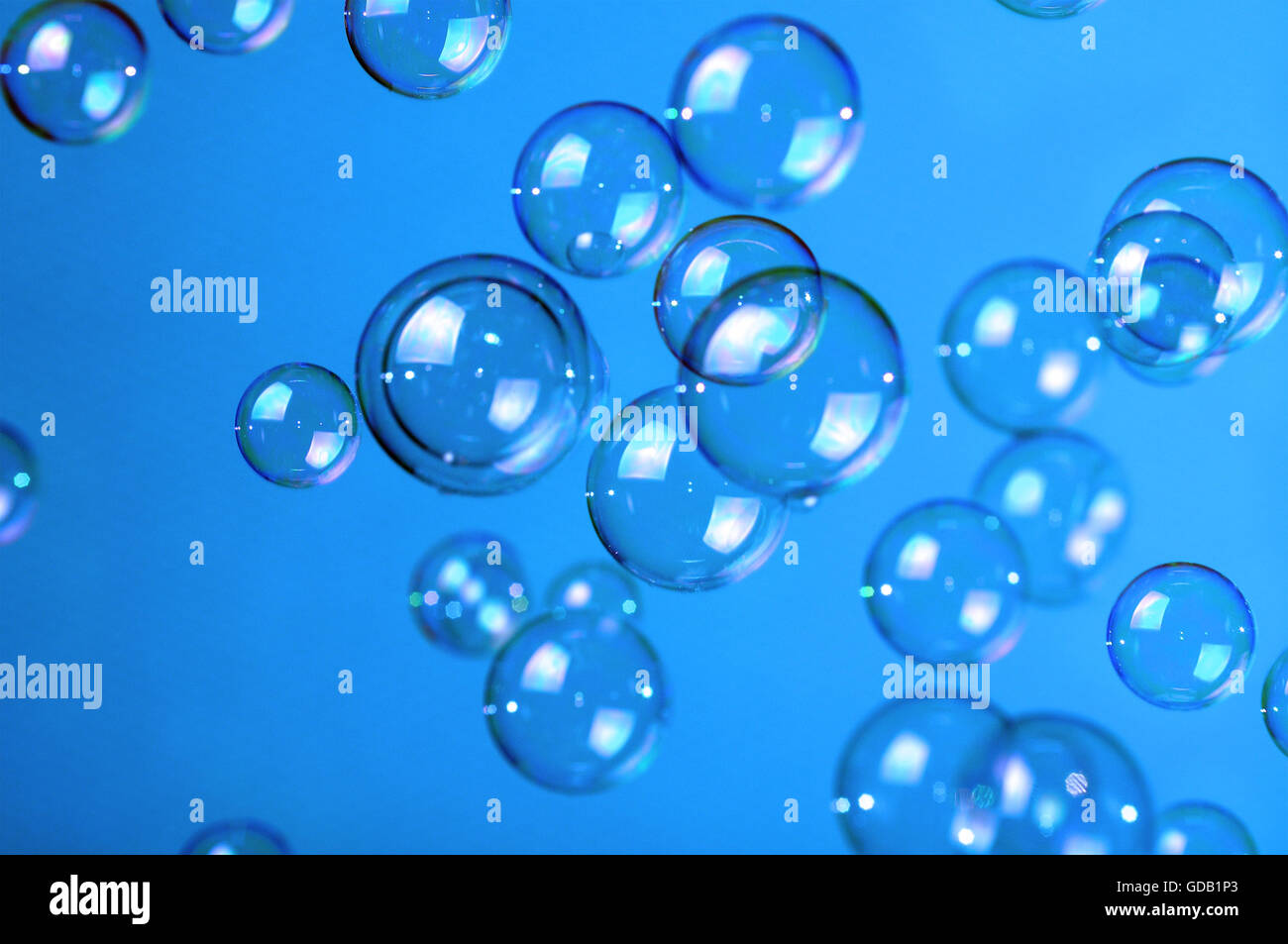 Des bulles de savon sur fond bleu Banque D'Images