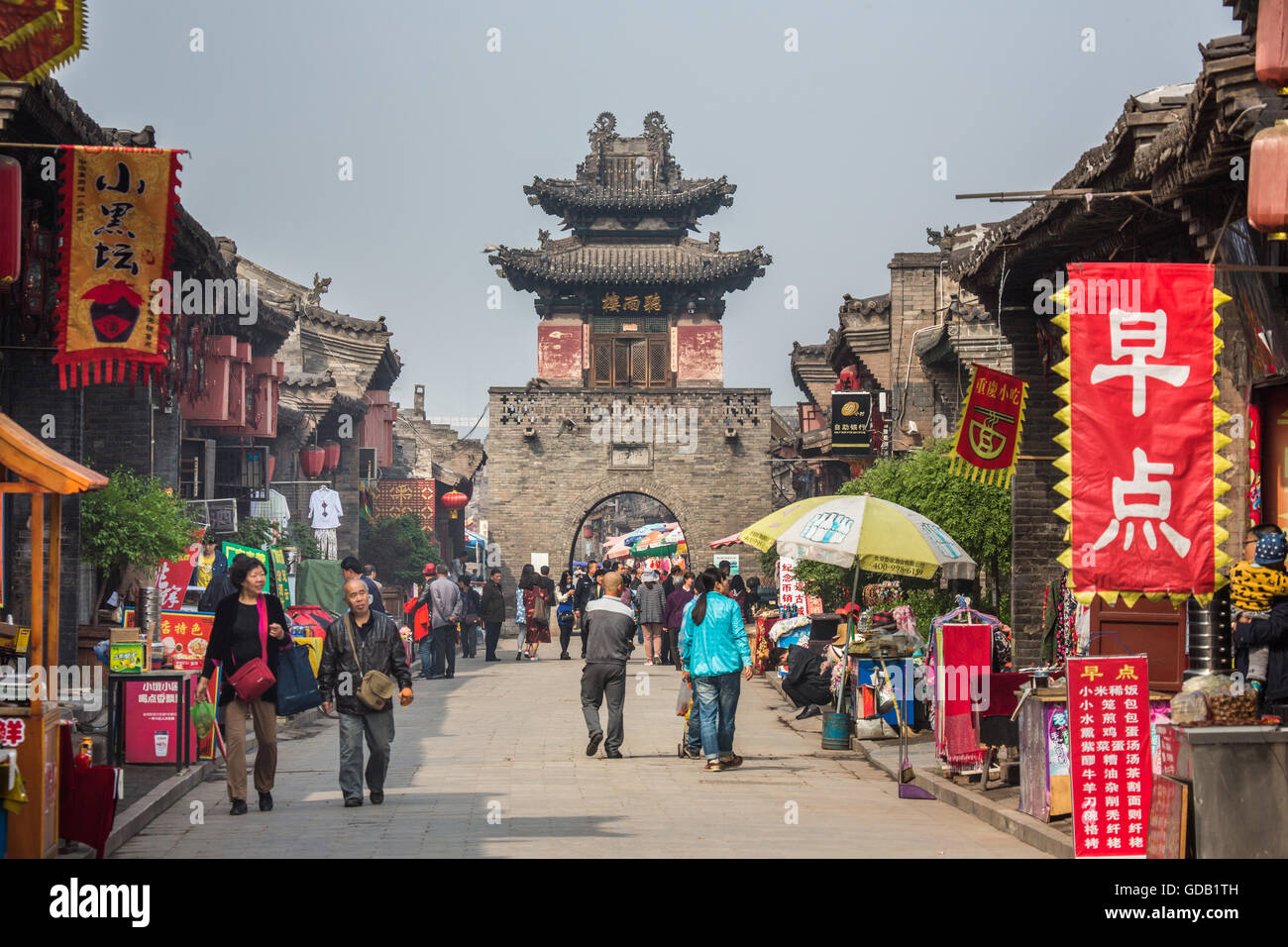 La Chine, dans la province du Shanxi Pingyao,Ville,patrimoine,Yamen Street,Gate près de l'ancien Gouverneur, Banque D'Images