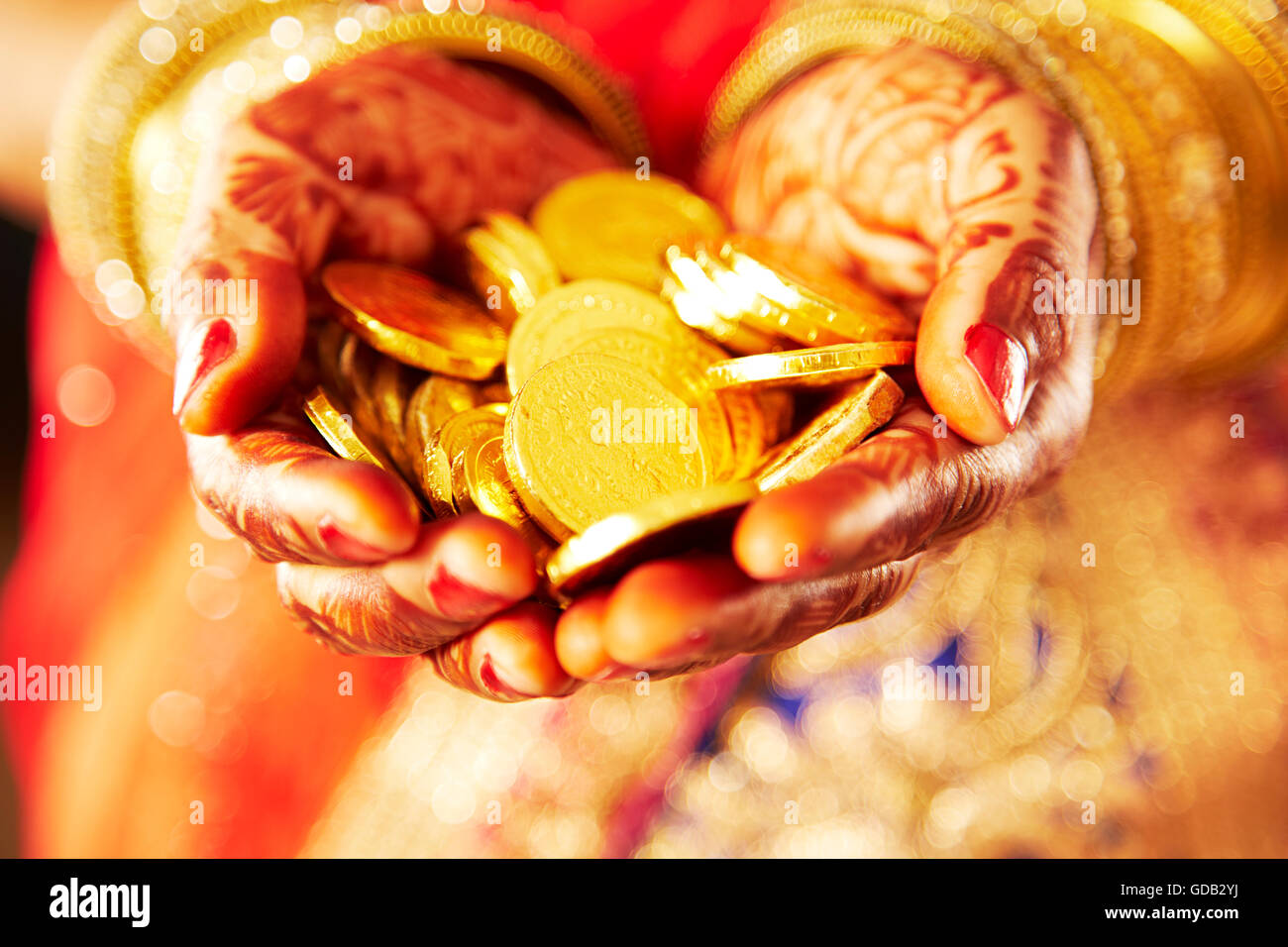 1 Femme adulte indienne mariée Mains-Pièce d'or en coupe montrant Banque D'Images