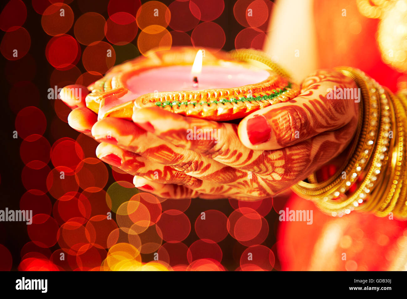 1 Femme adulte indien Diwali Festival mariée Mains-cupped Diya montrant Banque D'Images