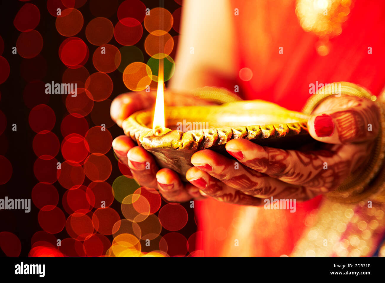 1 Femme adulte indien Diwali Festival mariée Mains-cupped Diya montrant Banque D'Images