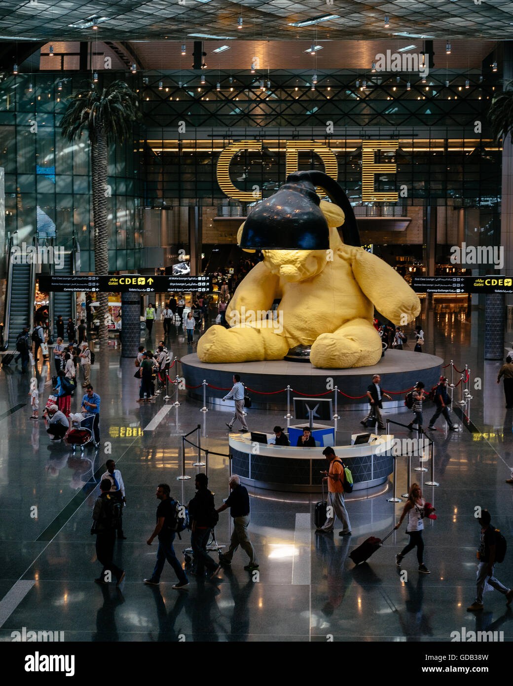 Artiste Urs Fischer's $6.8Million sculture d'un Ours géant à l'Aéroport International Hamad, Doha. Banque D'Images