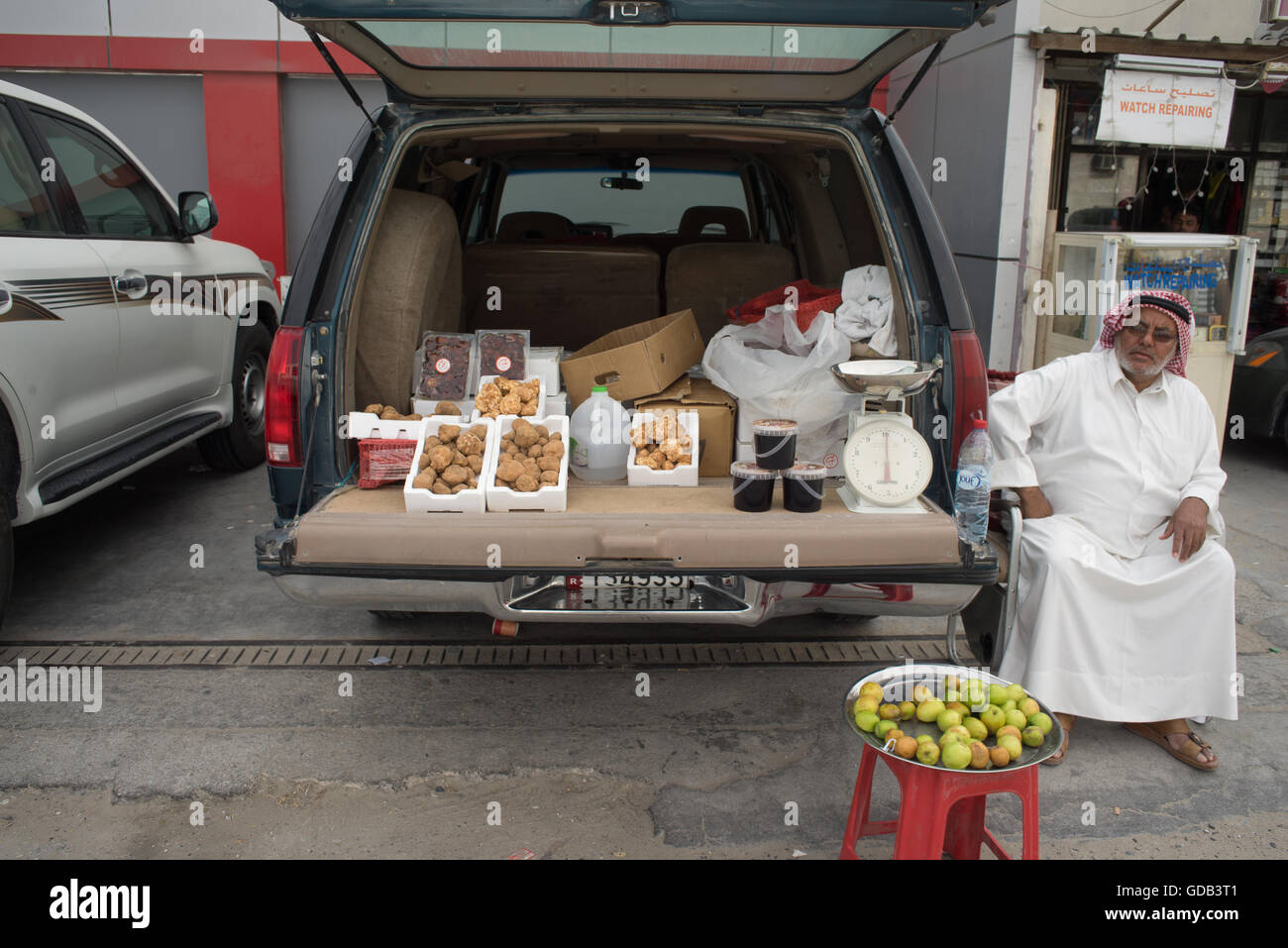 Les truffes du désert rare à la vente à la piste de course de chameaux, Al Shahiniya, au nord de Doha, au Qatar. Banque D'Images