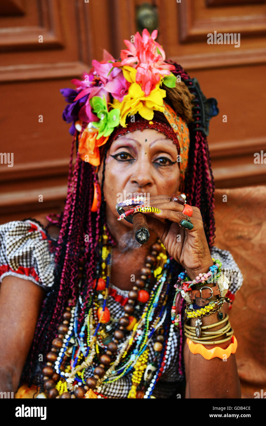 Senora Habana, une prêtresse de la Santeria afro-cubaine avec des ongles longs et un cigare. Banque D'Images