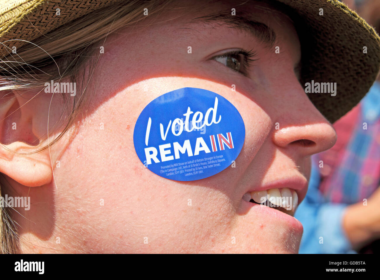 Jeune femme voter protestataire porte un "J'ai voté restent' autocollant sur son visage au Brexit Anti manifestation à Londres 23 juin 2016 KATHY DEWITT Banque D'Images