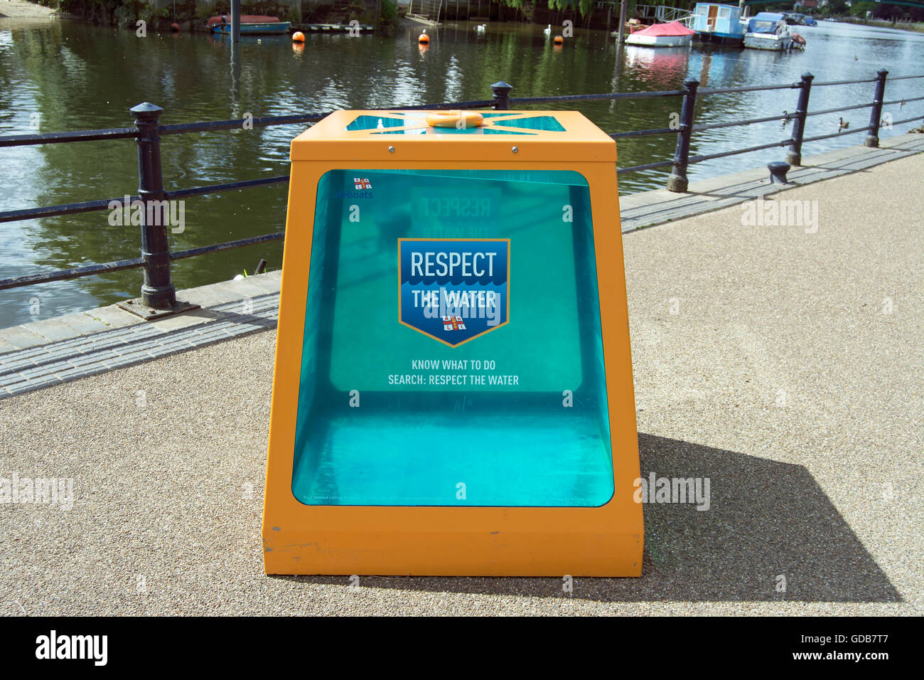 Une tonne d'eau, une partie de la RNLI respect l'eau campagne anti-noyade, à côté de la Tamise en Angleterre, tiwcmehham Banque D'Images