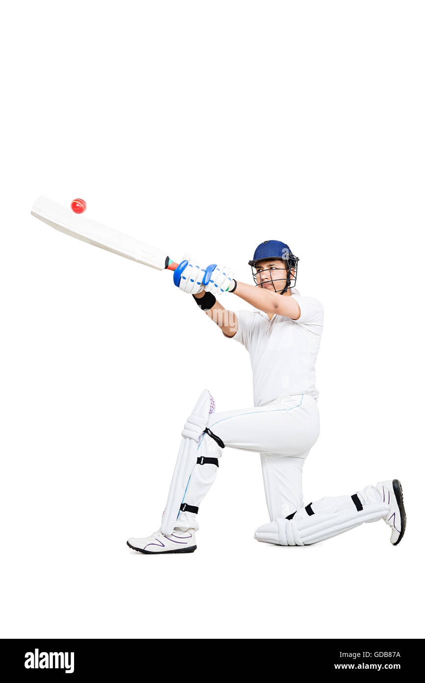 Un jeune homme indien cricketer hitting ball jeu de sport de cricket Banque D'Images