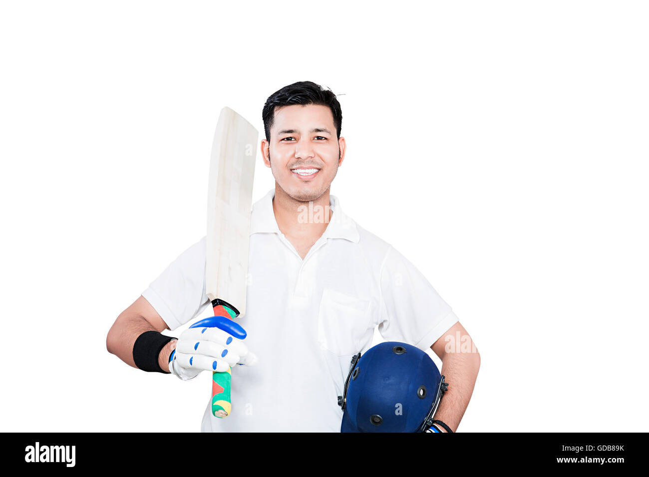 1 jeune homme indien sport joueur de jouer au cricket et holding bat et le casque de l'article poser Banque D'Images