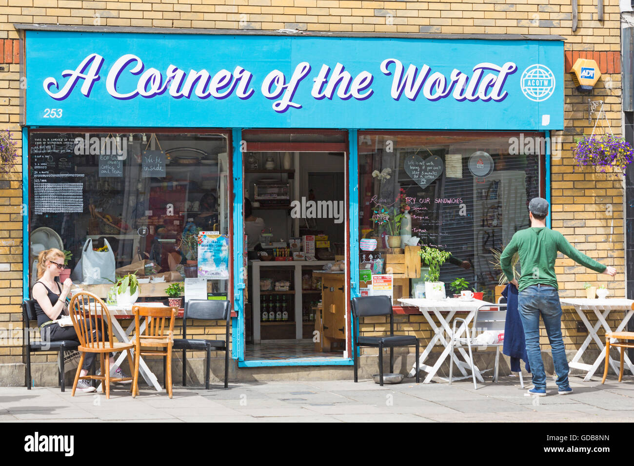 Un coin du monde restaurant à Bethnal Green Road, Londres en Juillet Banque D'Images