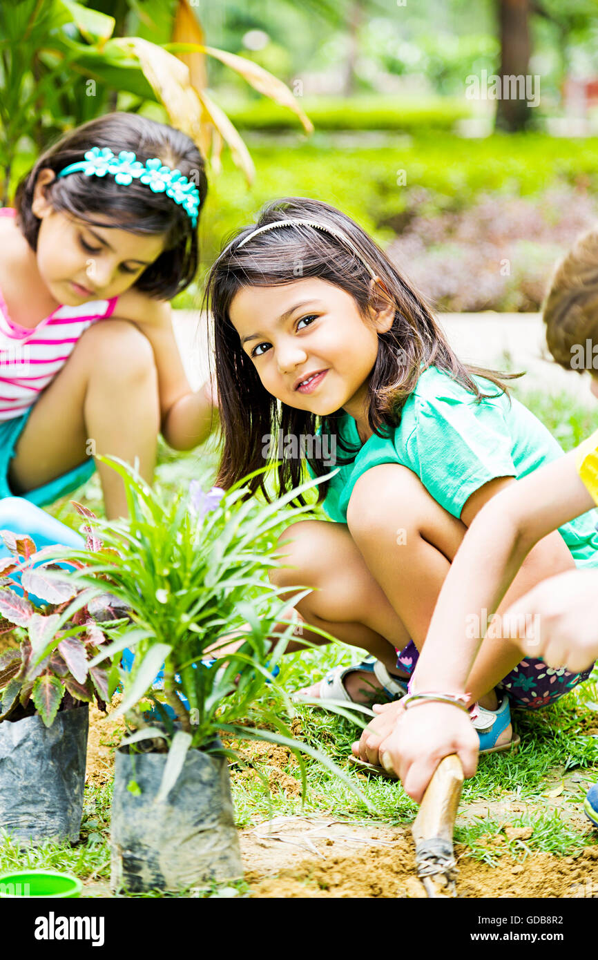 3 indiens Kids parc plantation de plantes d'amis Banque D'Images