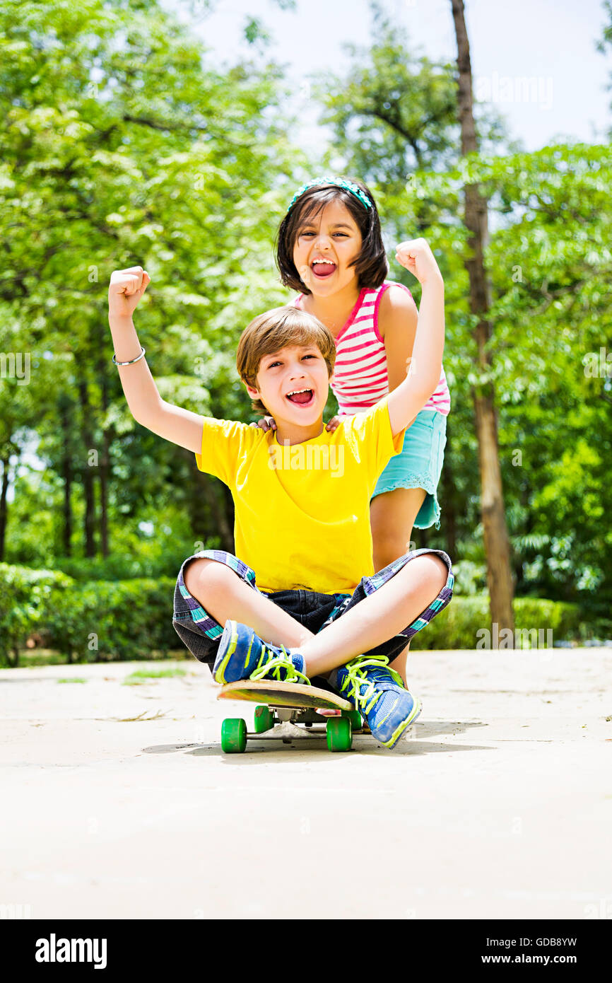 Les enfants indiens 2 garçon et fille de patinage Skateboard parc d'amis Banque D'Images