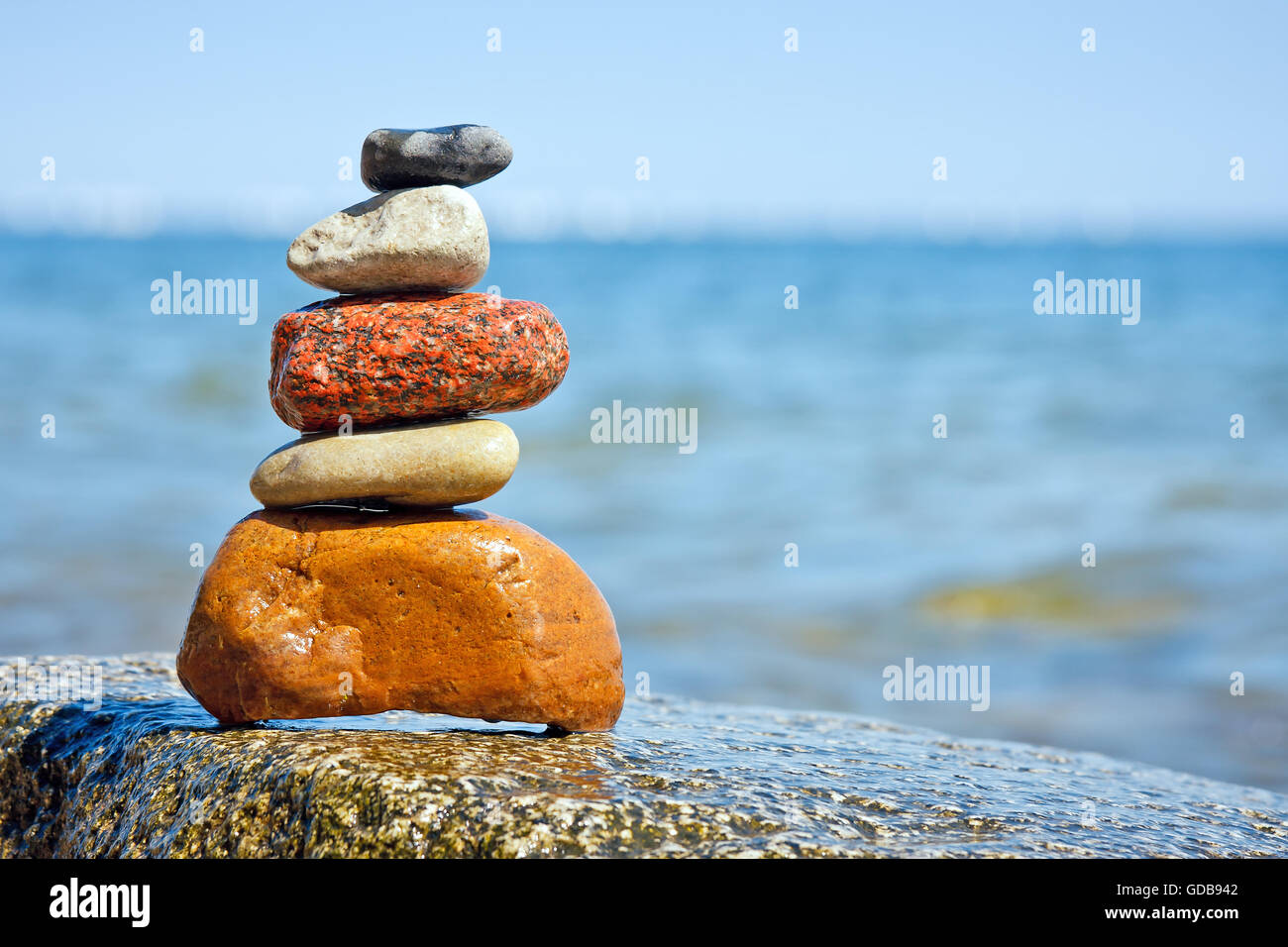 Tas de pierres empilées dans la mer, les forces de feng shui Banque D'Images