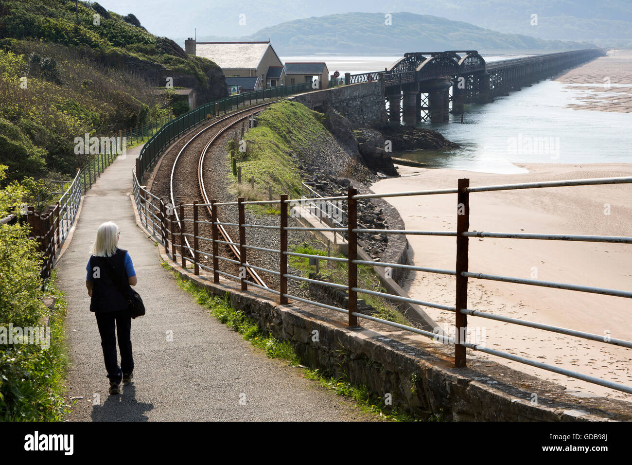 Royaume-uni, Pays de Galles, Gwynedd, Barmouth, femme walker sur chemin d'accès à l'estuaire de Mawddach sur viaduc Banque D'Images