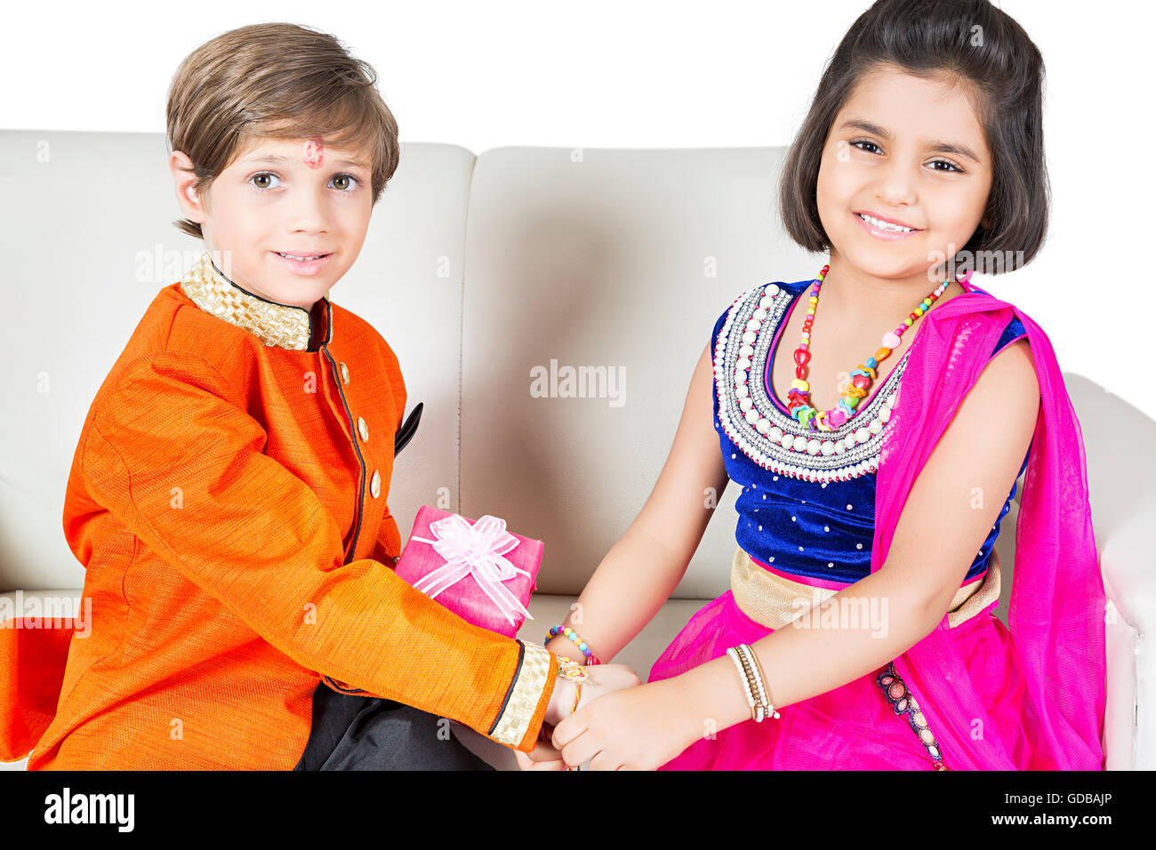 Les enfants indiens 2 frère et sœur Raksha Bandhan Festival part Lier Rakhi Banque D'Images Les enfants indiens 2 frère et sœur Raksha Bandhan Festival part Lier Rakhi Banque D'Images