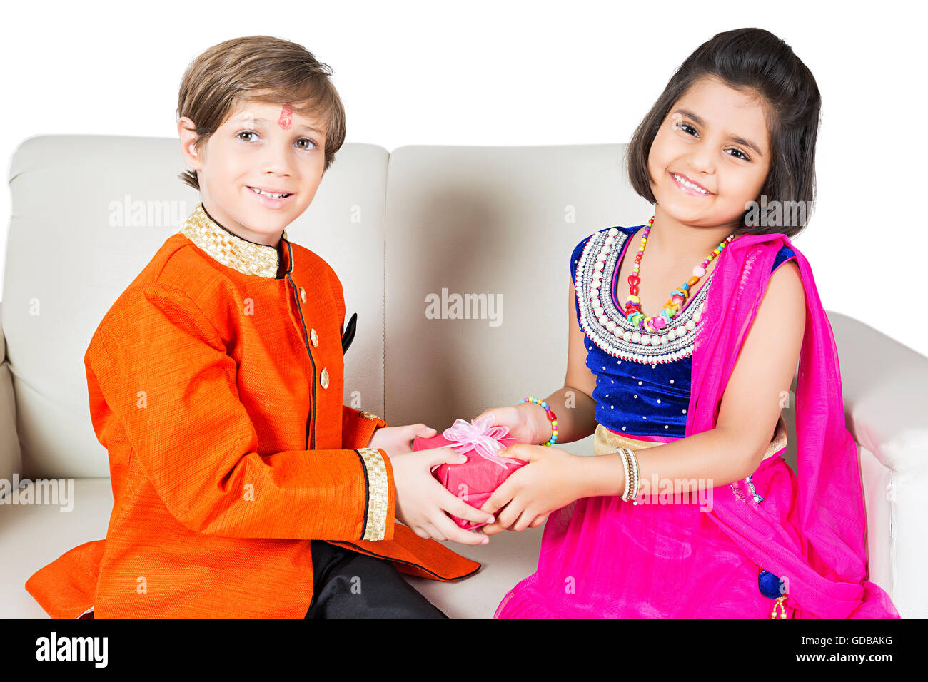 Les enfants indiens 2 frère et sœur Raksha Bandhan Festival Giving Gift Banque D'Images Les enfants indiens 2 frère et sœur Raksha Bandhan Festival Giving Gift Banque D'Images