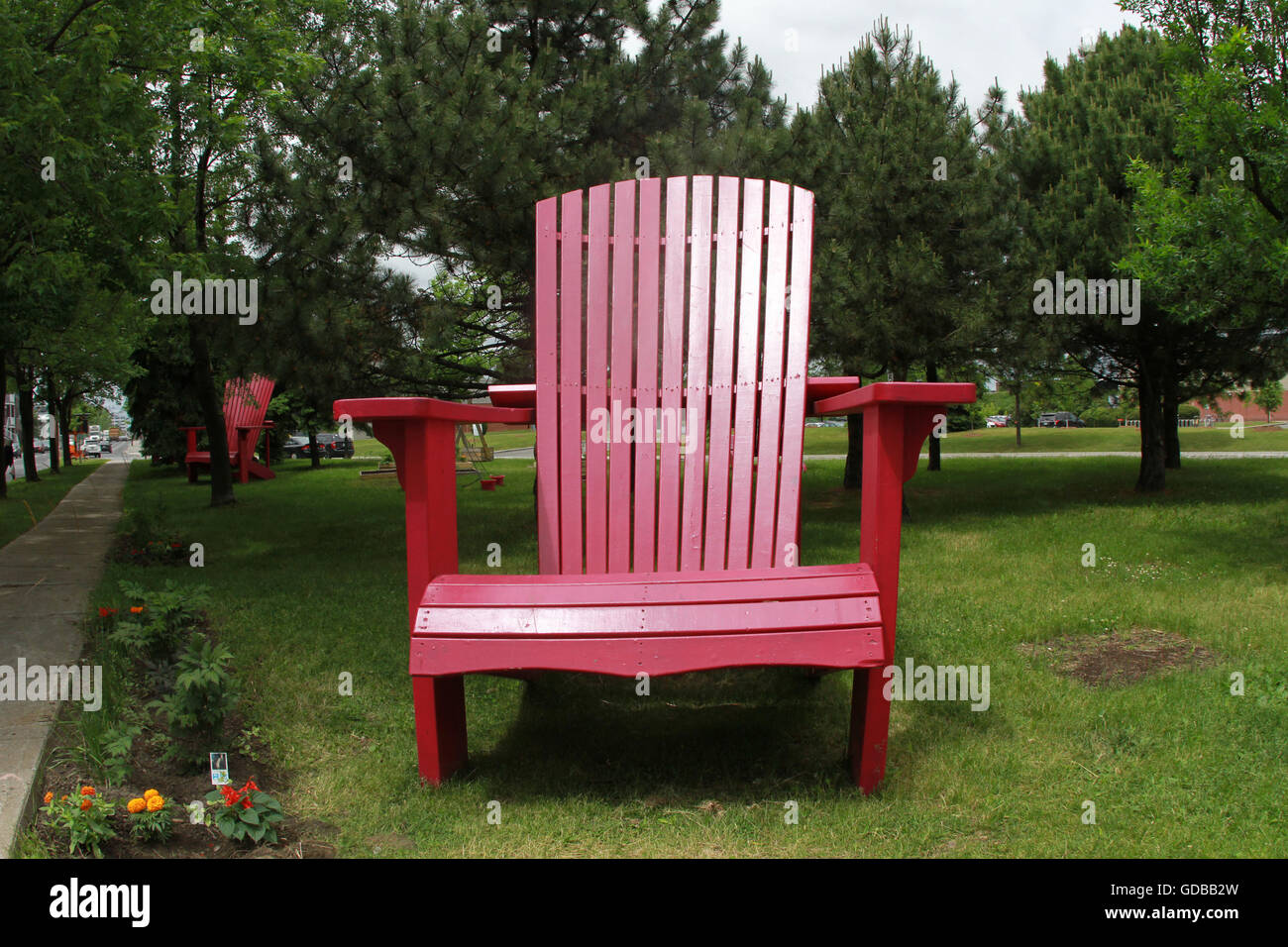 Adirondack chaises surdimensionnées sur le plateau à Montréal, au Québec, le 8 juin 2016. IMAGES DE LA PRESSE CANADIENNE/Lee Brown Banque D'Images