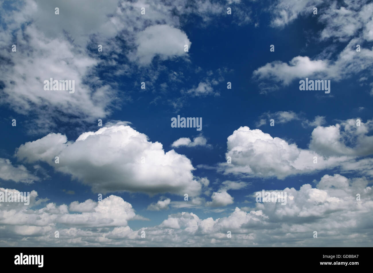Beau ciel bleu avec des nuages closeup Banque D'Images