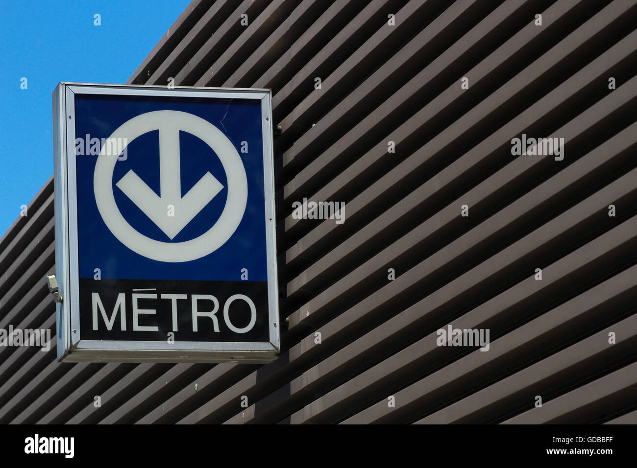 L'emblématique Signe Métro de Montréal sur la rue Saint-Denis Montréal Banque D'Images