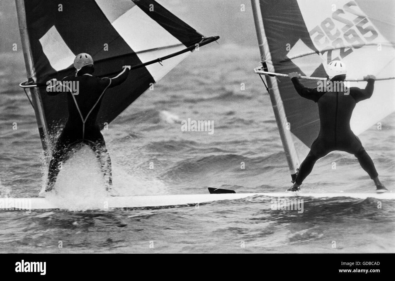 Nouvelles photos d'AJAX. OCT 1975. WEYMOUTH, Angleterre. - JOHN PLAYER SPECIAL WORLD SAILING SPEED TRIALS -PLANCHE TANDEM, CLIVE COLENZO (GB) A ATTEINT UNE VITESSE DE 13 NŒUDS. PHOTO:JONATHAN EASTLAND/AJAX REF:YAR   1975 TANDEM WEY Banque D'Images