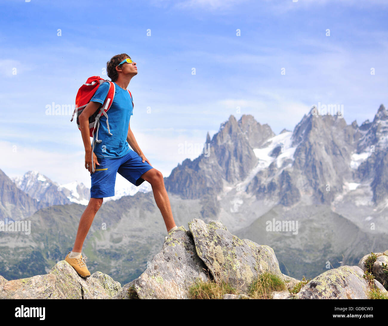 Jeune homme en montagne, Chamonix Mont Blanc, France Banque D'Images