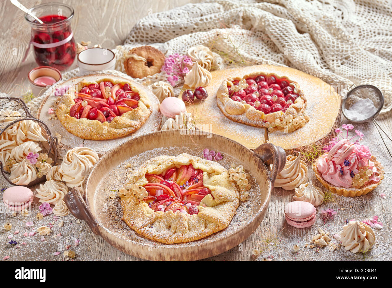 Ensemble de rustique tartes aux fruits et meringues, pâtisserie maison, couleurs pastel. Banque D'Images