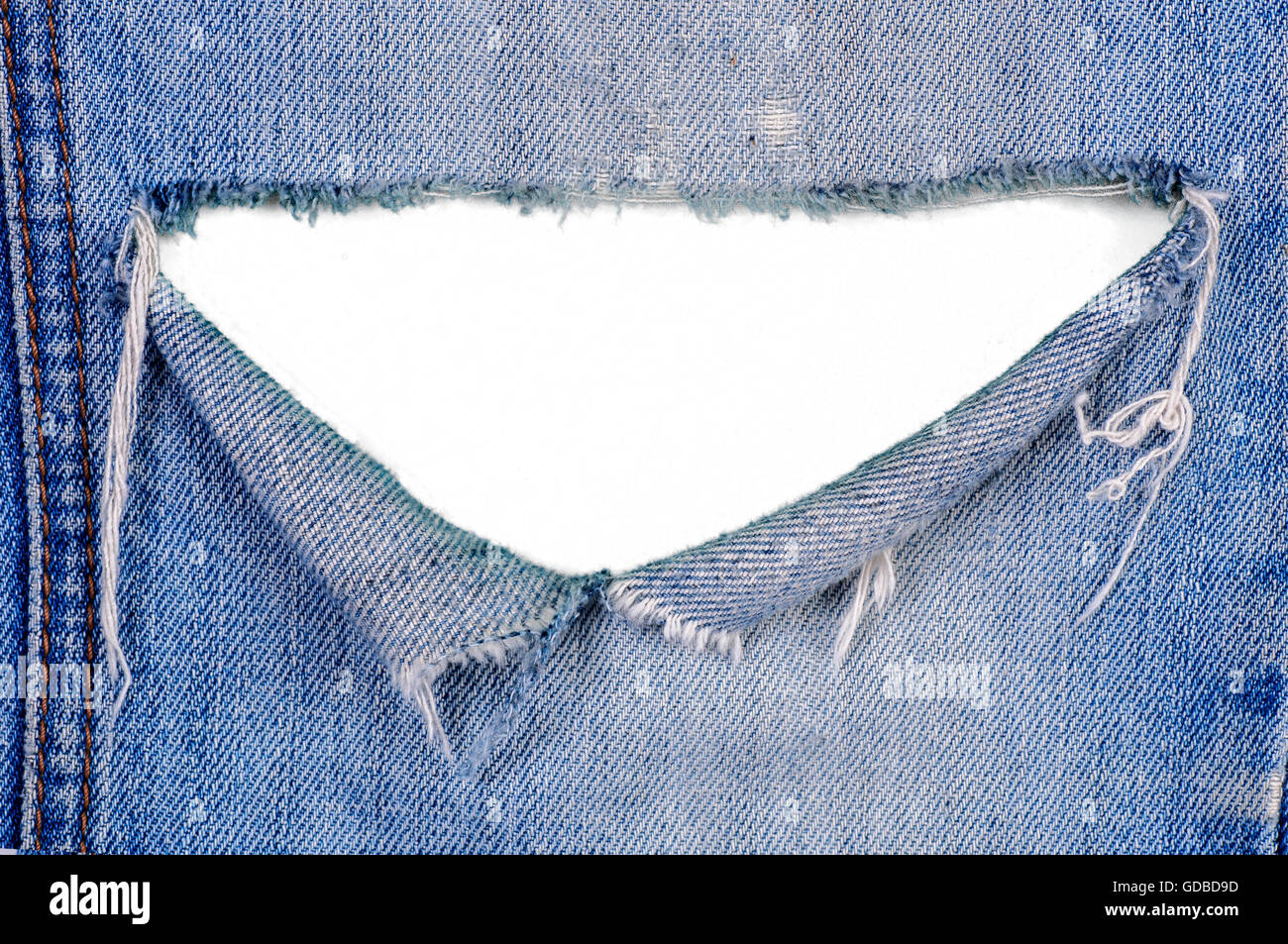 Le trou de jeans déchirés avec un fond blanc Photo Stock - Alamy
