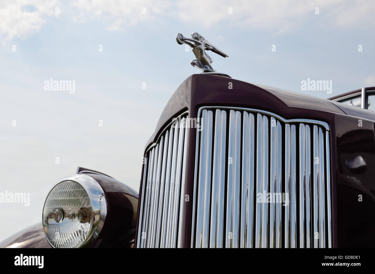La partie avant de la voiture d'époque avec un ornement de capot Banque D'Images