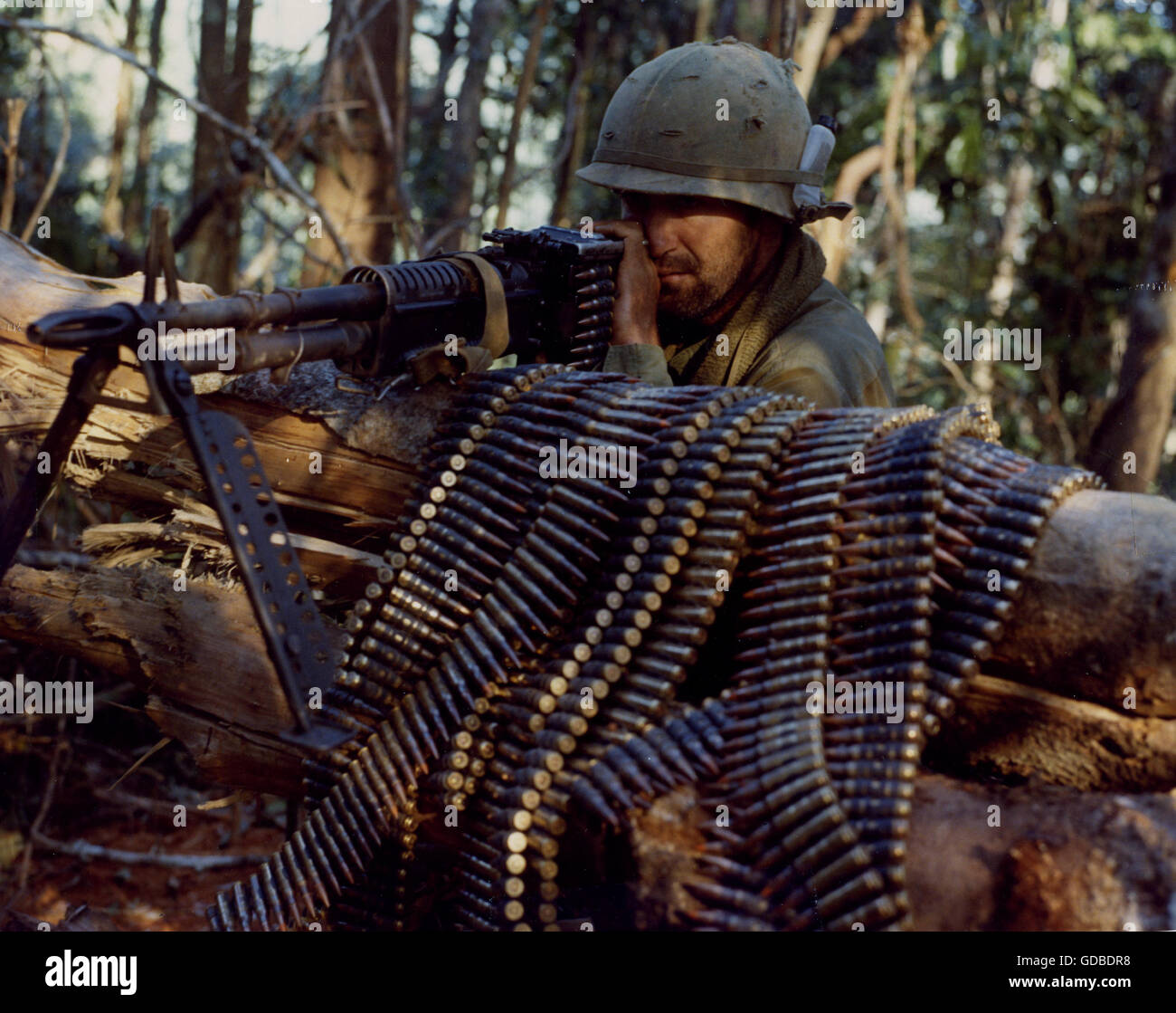 Clarence SSG Weitzel, chef d'équipe, la D, 2BN, 173e Brigade aéroportée garde un oeil aiguisé passé le périmètre avec sa mitrailleuse M-60 en préparation dans la préparation de l'assaut final sur la colline 875. Banque D'Images