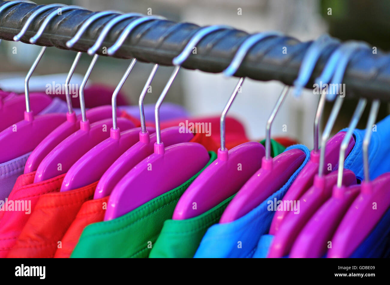 Blousons de cuir dans la boutique Banque D'Images