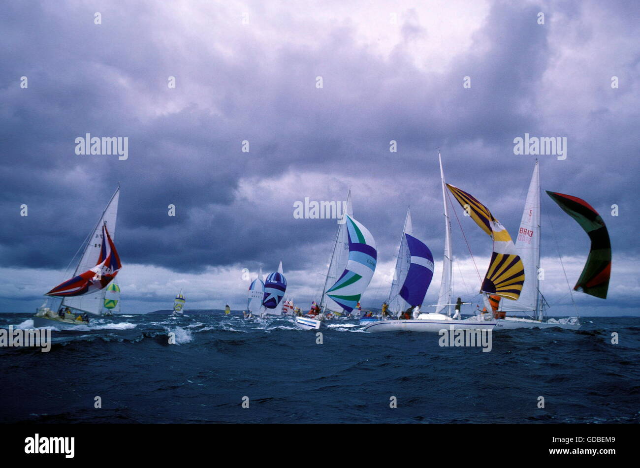 Nouvelles photos d'AJAX. 1978. La baie de Poole, en Angleterre. - Championnats du monde d'une demi-tonne -- LA FLOTTE DANS DES CONDITIONS DE TEMPÊTE. PHOTO:JONATHAN EASTLAND/AJAX REF:31806 2 4 Banque D'Images