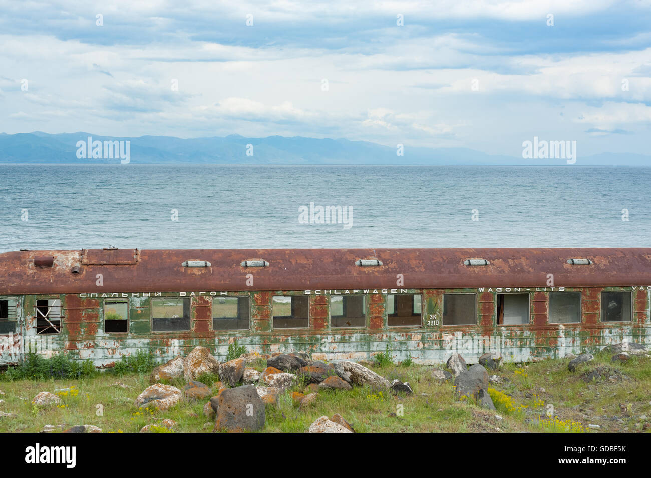 Ancien wagon train abandonné sur les rives du lac Sevan, en Arménie. Banque D'Images